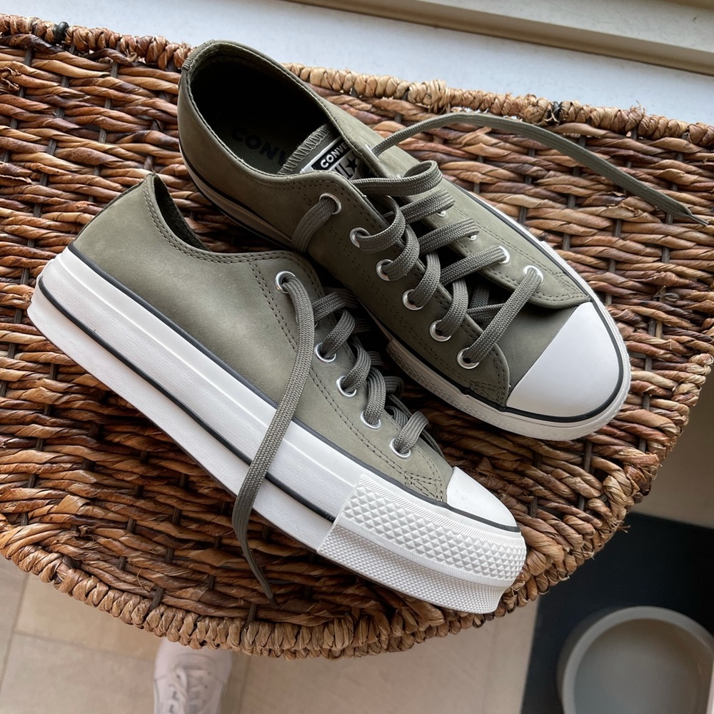Never worn platform converse
